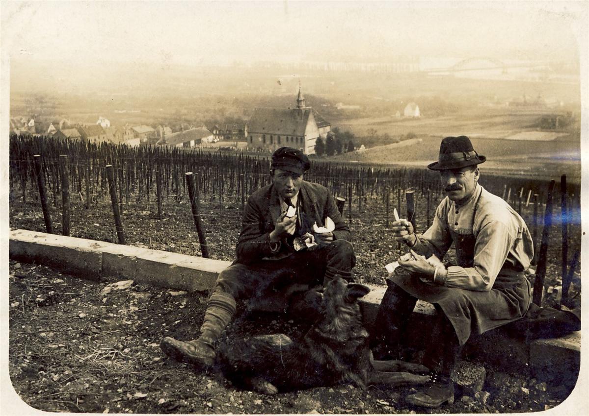 das Bild (v.l.n.r) zeigt Josef Krancher mit Vater Leonard bei einer Brotzeit zwischen den Weinbergsarbeiten