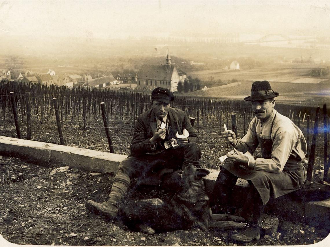 das Bild (v.l.n.r) zeigt Josef Krancher mit Vater Leonard bei einer Brotzeit zwischen den Weinbergsarbeiten